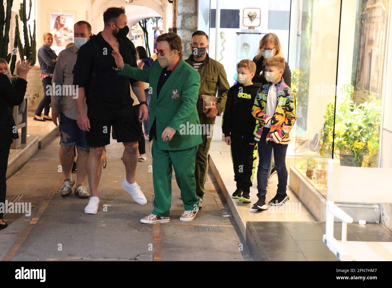 Sir Elton John vacanze a Capri (Italia) con il marito David Arredare e i loro figli Zaccario ed Elia Foto Stock