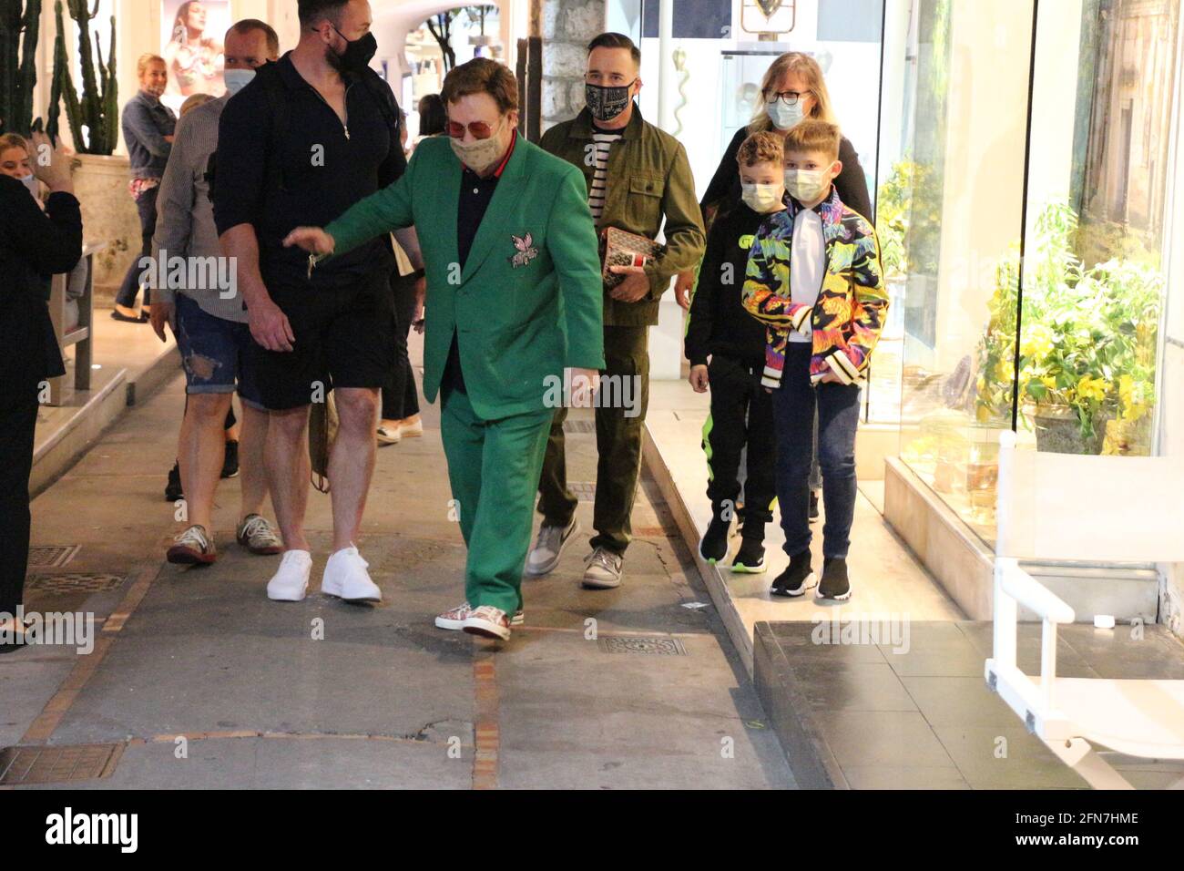 Sir Elton John vacanze a Capri (Italia) con il marito David Arredare e i loro figli Zaccario ed Elia Foto Stock