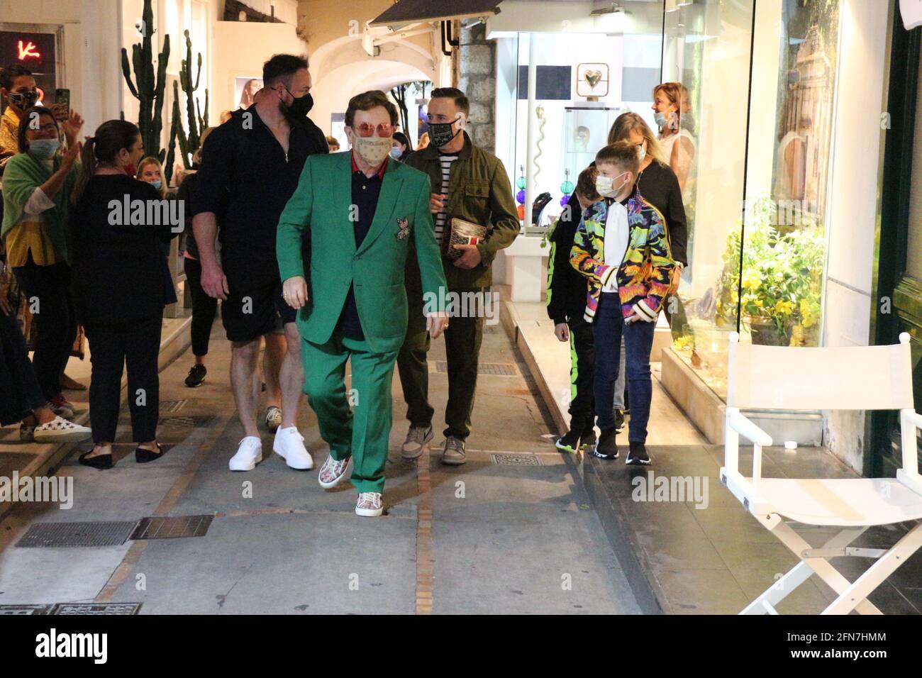 Sir Elton John vacanze a Capri (Italia) con il marito David Arredare e i loro figli Zaccario ed Elia Foto Stock