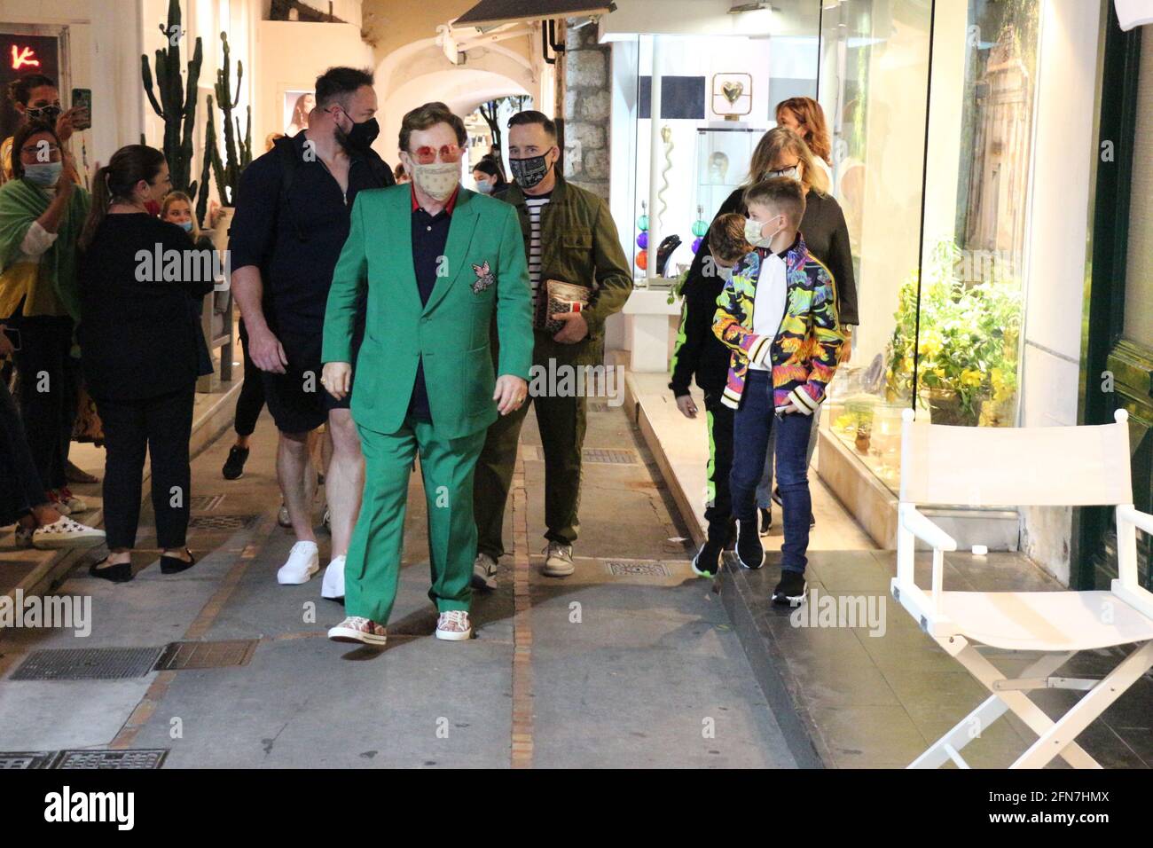 Sir Elton John vacanze a Capri (Italia) con il marito David Arredare e i loro figli Zaccario ed Elia Foto Stock
