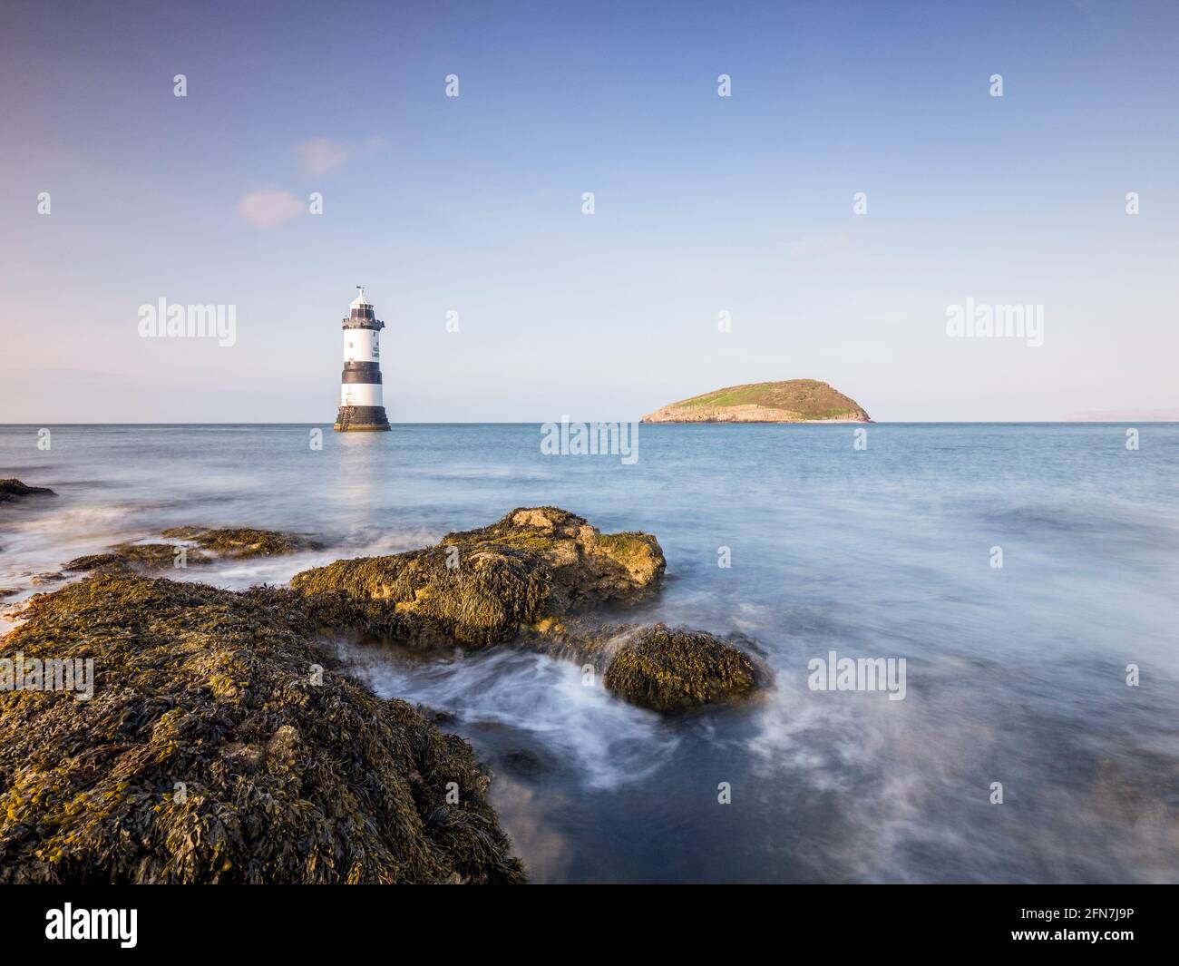 La sera si può scendere al faro di Penmon e all'isola di Puffin, Anglesey, Galles del Nord. Foto Stock