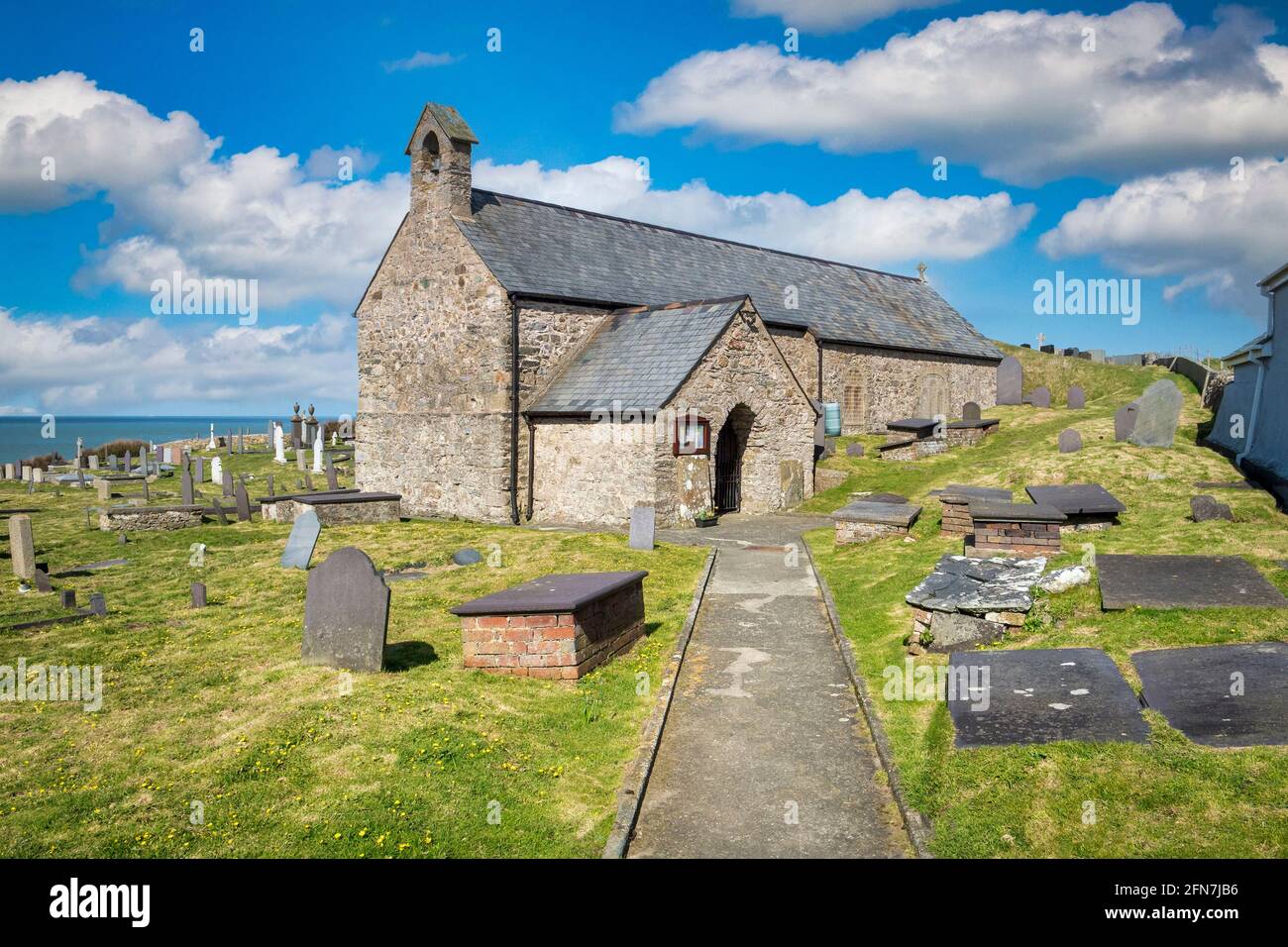 Llanbadrig Chiesa, la più antica chiesa del Galles, sulla costa settentrionale di Anglesey. Foto Stock