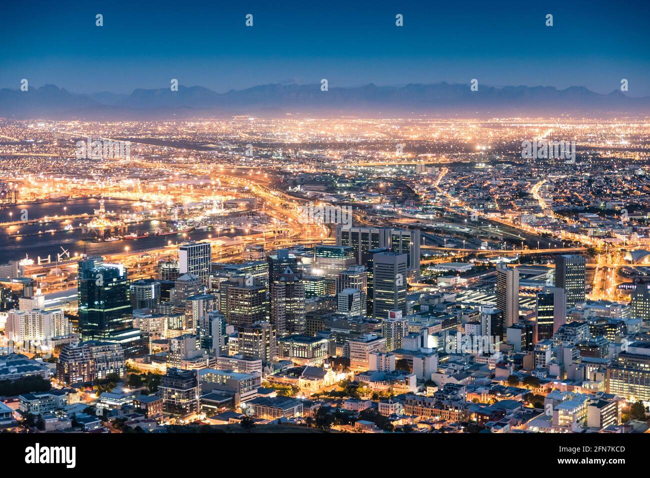 Vista aerea di Città del Capo da Signal Hill dopo il tramonto Durante l'ora blu - Sud Africa città moderna con spettacolare panorama notturno Foto Stock
