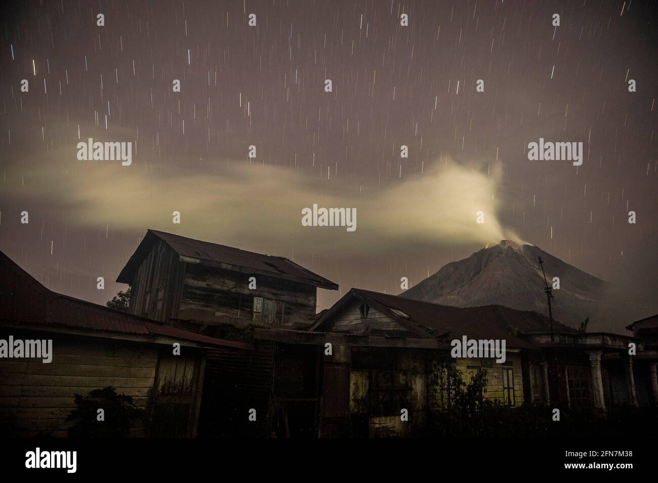 Sumatra nord. 15 maggio 2021. Foto scattata il 15 maggio 2021 mostra fumo che esce dal Monte Sinabung, visto da un villaggio desertato a Gamber, distretto di Karo, Sumatra Nord, Indonesia. Credit: Sutanta Aditya/Xinhua/Alamy Live News Foto Stock