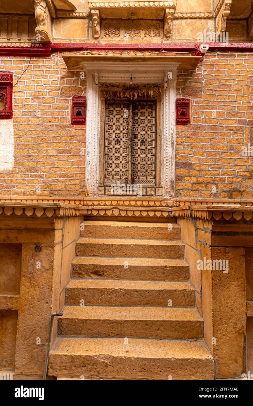 indiano rajasthani vecchia porta tradizionale vintage a jaisalmer. Foto Stock