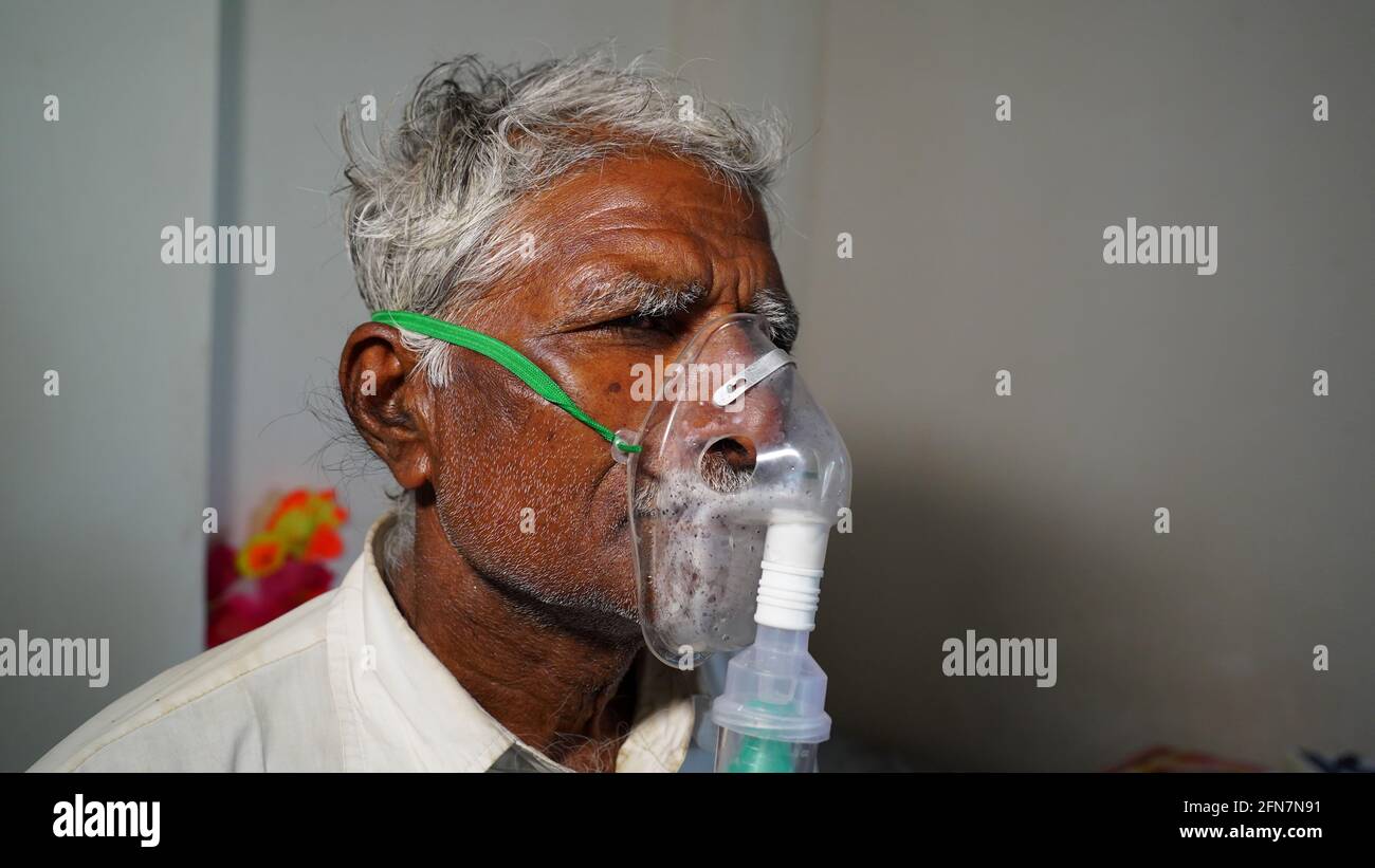 03 maggio 2021 - Reengus, Sikar, India. Concetto di quarantena domestica, prevenzione COVID-19 o situazione di focolaio di Coronavirus. Uomo anziano che soffre di Covid 19 d Foto Stock