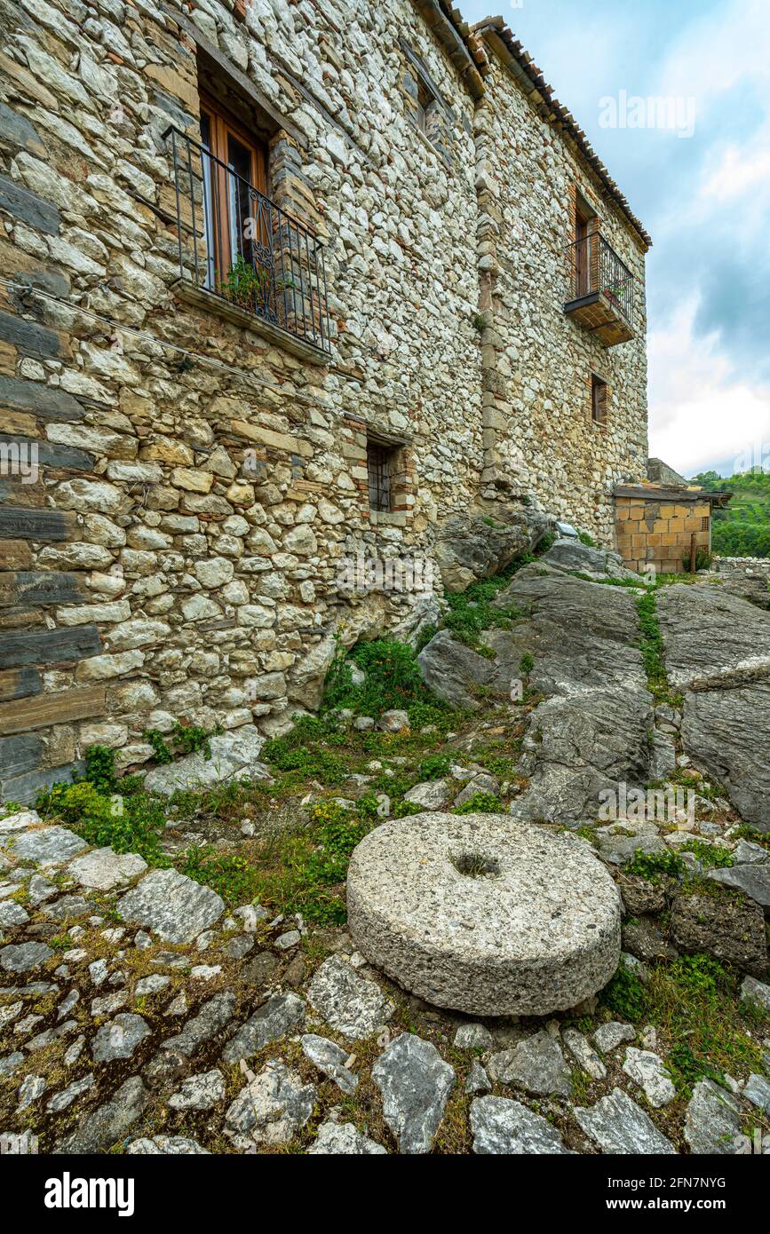 Antico villaggio di montagna con case in pietra. In primo piano, un macinacaffè per la frantumazione dei cereali. Corvara, provincia di Pescara, Abruzzo, Italia, Europa Foto Stock