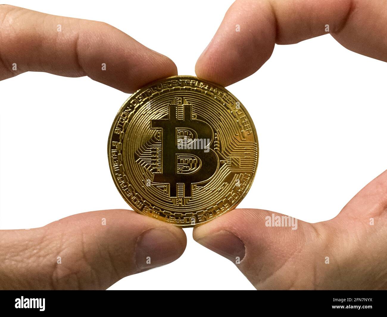 Moneta di Bitcoin d'oro nelle mani dell'uomo isolata su sfondo bianco Foto Stock