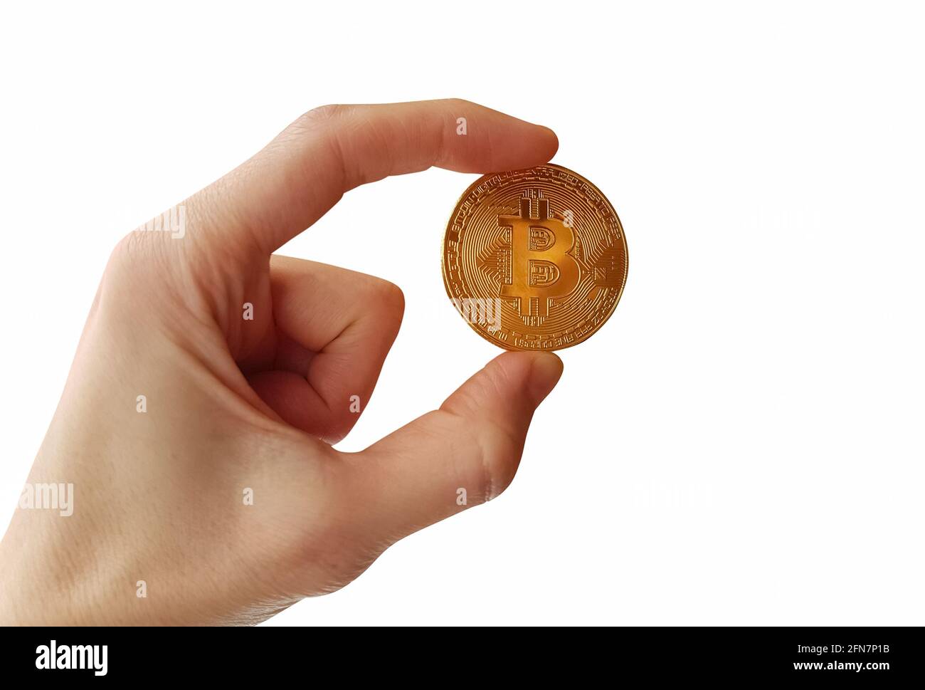 Moneta gettone Bitcoin nella mano della donna isolata su sfondo bianco Foto Stock