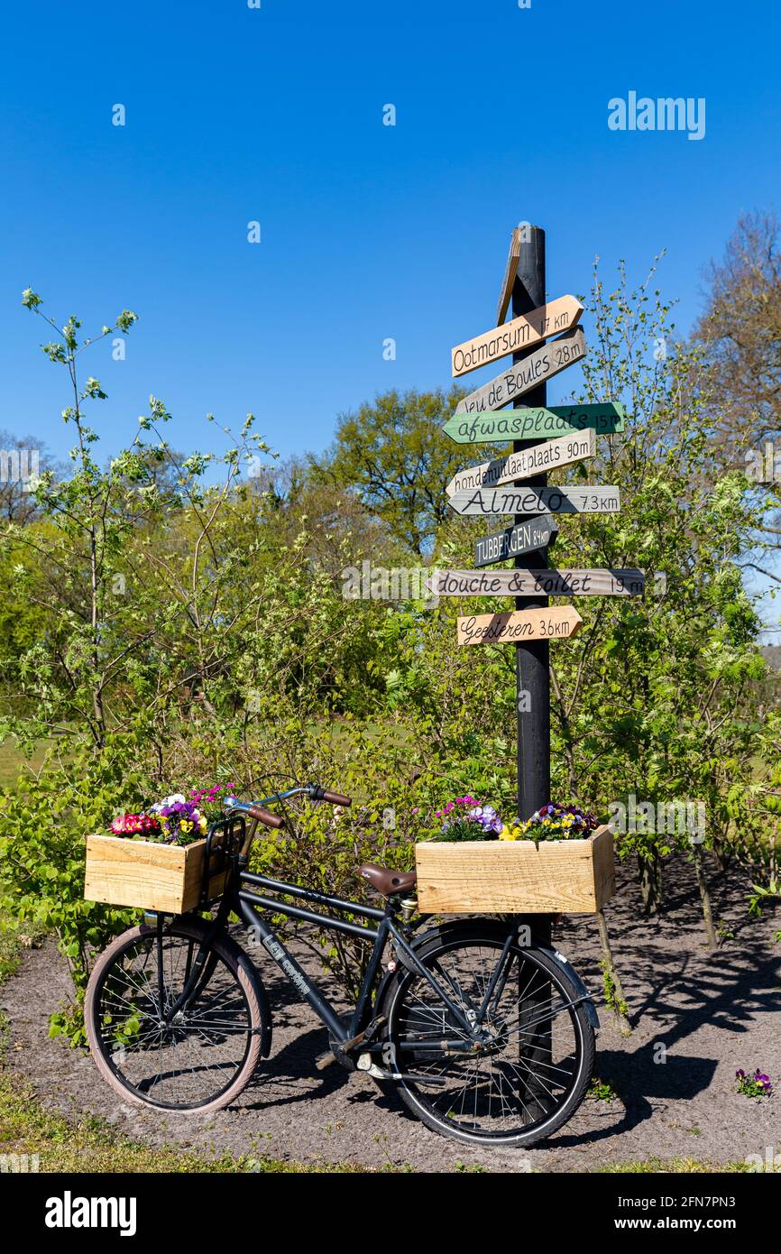 Indicatore di direzione colorato per i ciclisti a Hof van Twente Overijssel Nei Paesi Bassi Foto Stock