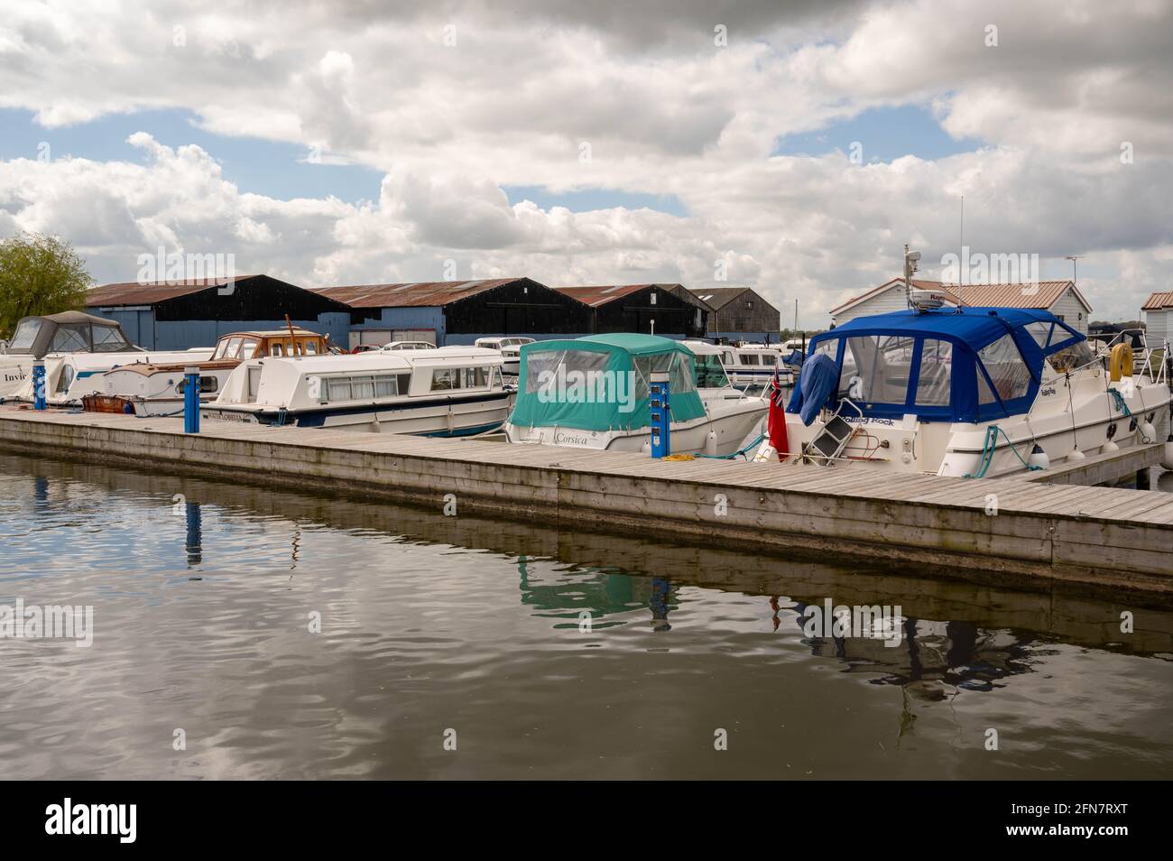 Potter Heigham Norfolk marina con piacere e barche private ormeggiate su Foto Stock