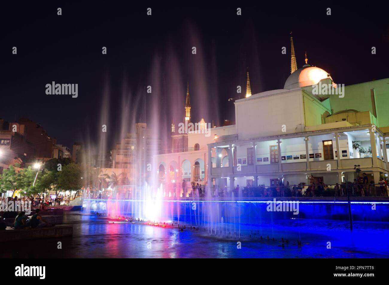 Cordova, Argentina - Gennaio, 2020: Folla di persone che guardano uno spettacolo di luci vicino alla fontana da ballo musicale chiamata Fuente De Aguas Danzantes Foto Stock