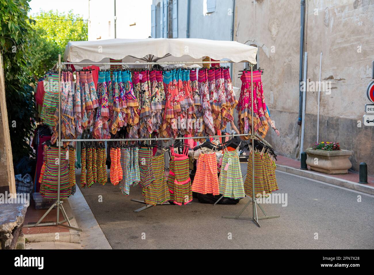 Abiti su un mercato provenzale, Francia Foto Stock