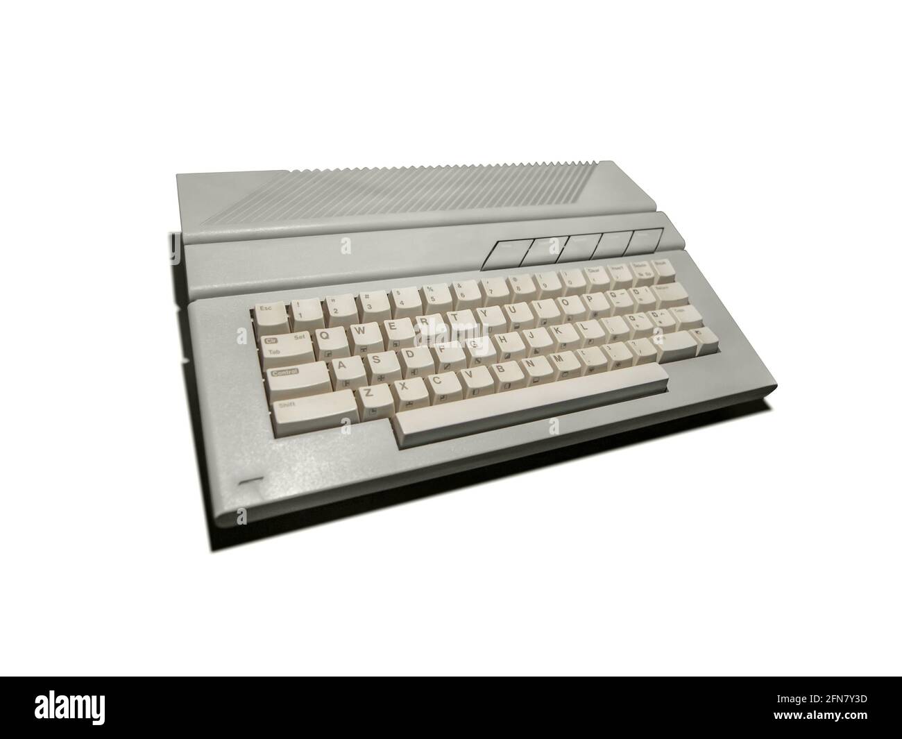 Tastiera grigia vintage di un computer. Vecchie attrezzature per ufficio. Tecnologia informatica del passato. Isolare su uno sfondo bianco. Foto Stock