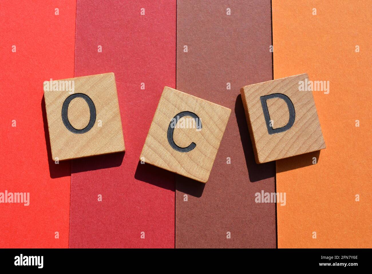 OCD, disturbo compulsivo ossessivo in lettere alfabetiche in legno isolate sullo sfondo Foto Stock