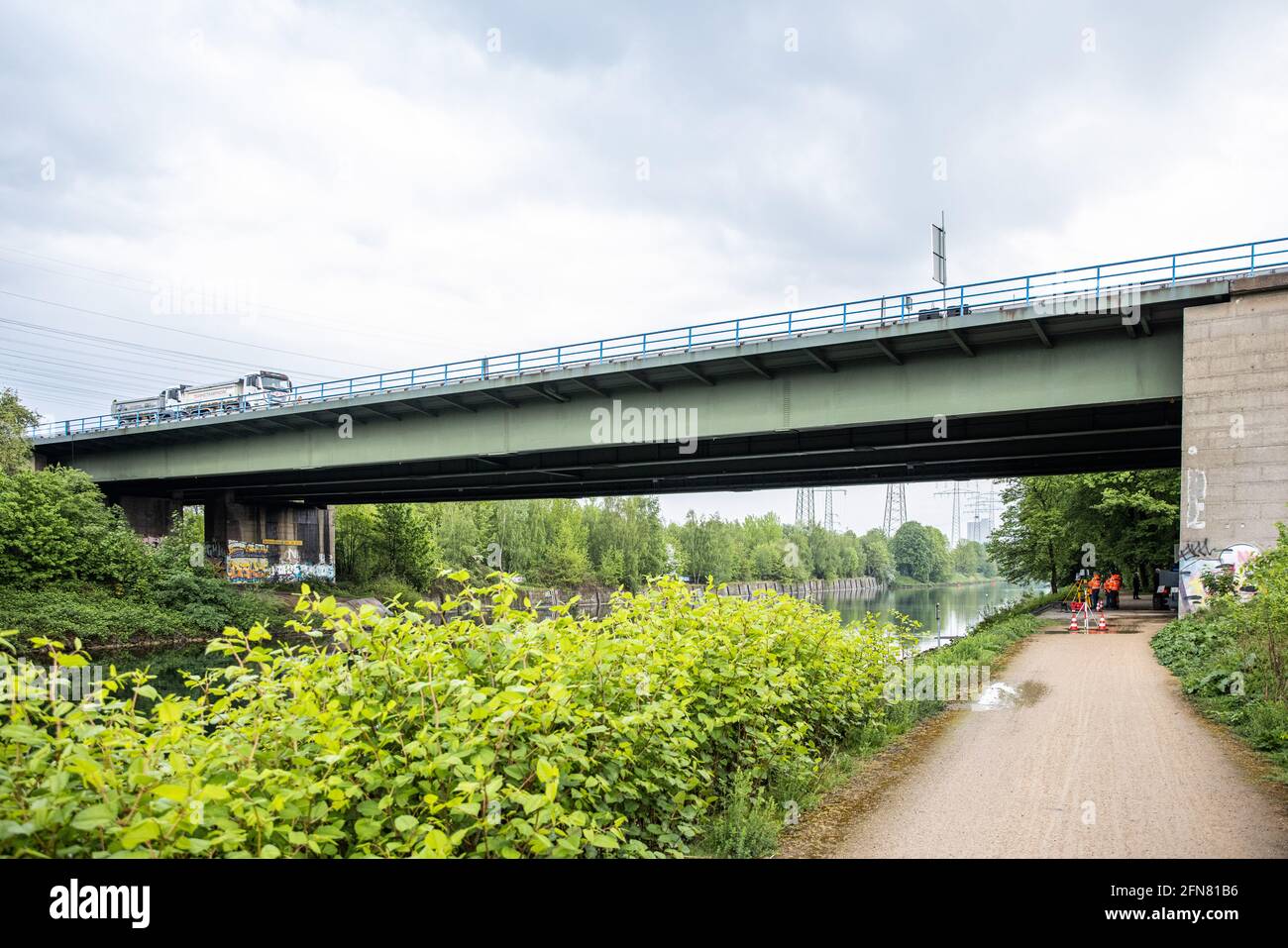 Herne, Germania. 15 maggio 2021. I sondaggi si svolgono durante un test di carico sotto il ponte danneggiato A43 Emschertal. Poiché le travi in acciaio del ponte sul canale Rhine-Herne sono state allacciate a causa di carichi eccessivi negli ultimi anni, il ponte è già chiuso a camion di peso superiore a 3.5 tonnellate. Nel periodo dal Venerdì (14.5.) Dalle 10:00 al lunedì (17.5.) Dalle 5:00 e dal venerdì (21.5.) Dalle 20:00 al martedì (25.5.) 5:00 il tratto tra gli svincoli autostradali Herne e Recklinghausen sarà completamente chiuso. Credit: Marcel Kusch/dpa/Alamy Live News Foto Stock