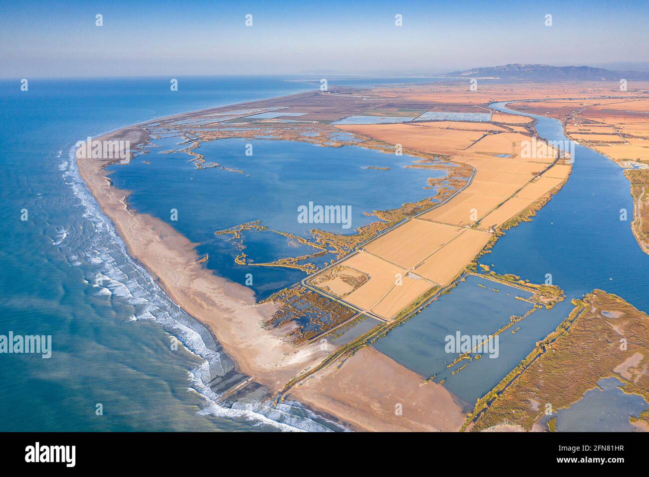 Vista aerea della foce del fiume e dell'isola di Buda nel delta dell'Ebro all'alba (provincia di Tarragona, Catalogna, Spagna) Foto Stock