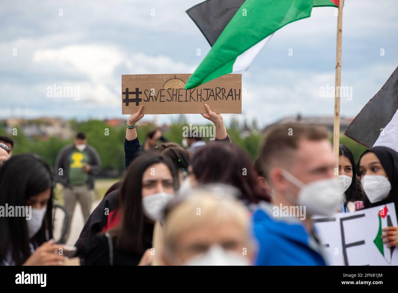 Demonstratin hält ein Swild mit der Aufschrift: ' Save Sheikh Jarrah '. Circa 1000 Menschen versammelten sich am 14. Mai in München, um ihre Solidarität mit den Palästinenser*innen und den Menschen in Gaza zu zeigen. * Demonstrantor ha scritto: ' Save Sheikh Jarrah '. Circa 1000 persone si sono riunite spontaneamente il 14 maggio 2021 a Monaco, in Germania, per manifestare la loro solidarietà al popolo palestinese e al popolo di Gaza. (Foto di Alexander Pohl/Sipa USA) Credit: Sipa USA/Alamy Live News Foto Stock