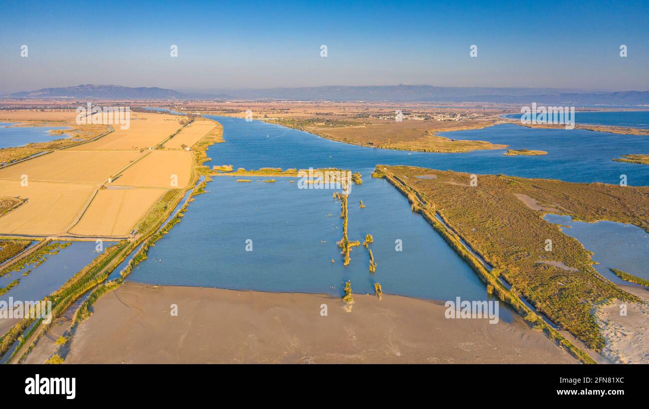 Vista aerea della foce del fiume nel delta dell'Ebro all'alba (Tarragona, Catalogna, Spagna) ESP: Vista aérea de la desembocadura del Delta del Ebro Foto Stock