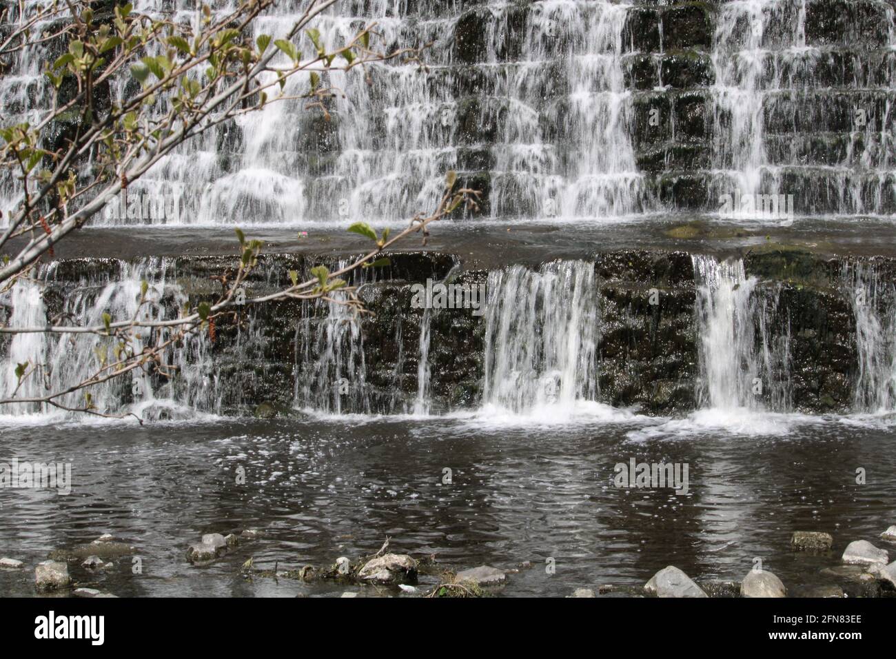 Cascata sul fiume Doddler a Tallght, Dublino. Punto perfetto per ricaricare le batterie e per fondersi con la natura. Luogo preferito per famiglie e animali domestici. Foto Stock