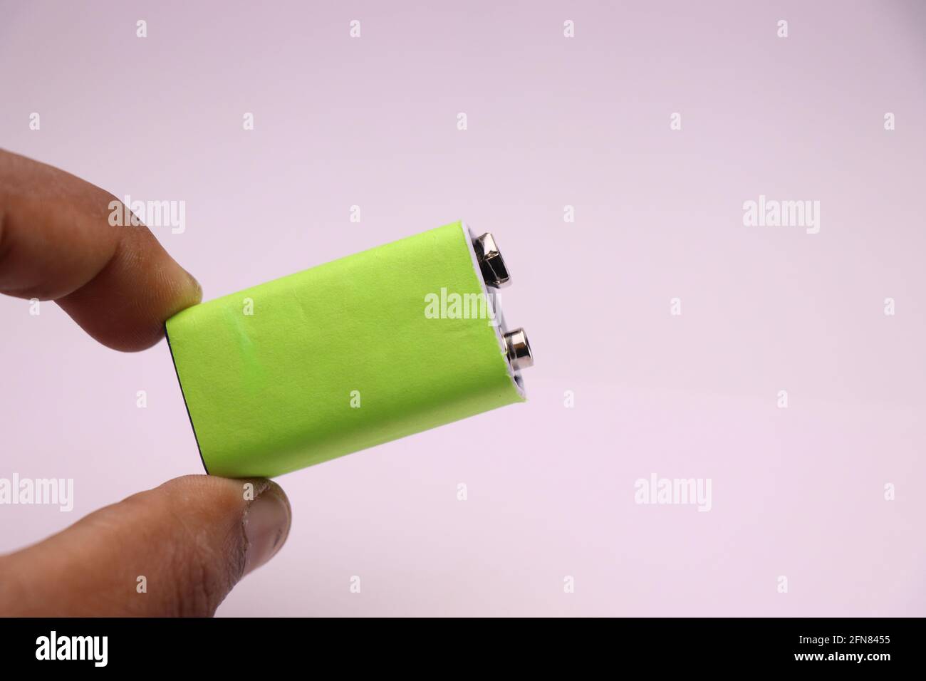 Batteria alcalina o batteria da 9 V con spazio per l'etichetta in mano Foto Stock