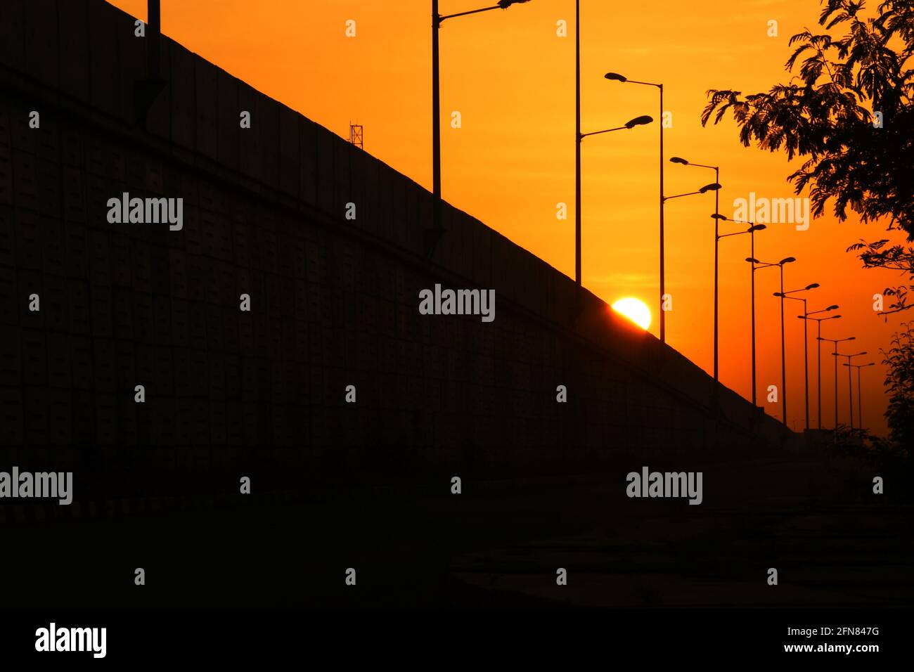 Morning View, Alba al mattino, Street light pattern sul ponte Foto Stock