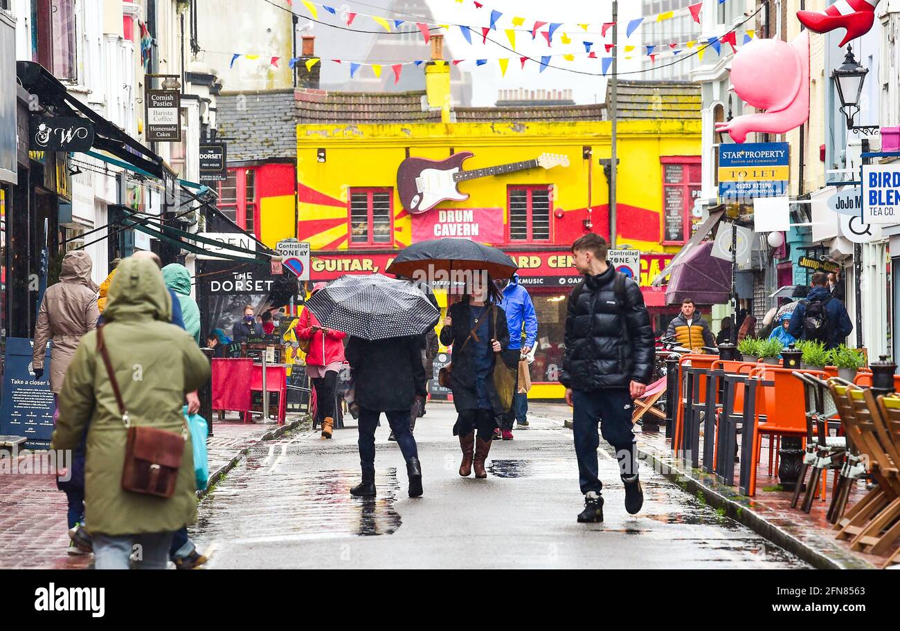Brighton UK 15 maggio 2021 - gli ombrelli sono fuori in vigore a Brighton come tempo bagnato spazza attraverso la maggior parte delle parti della Gran Bretagna oggi: Credit Simon Dack / Alamy Live News Foto Stock