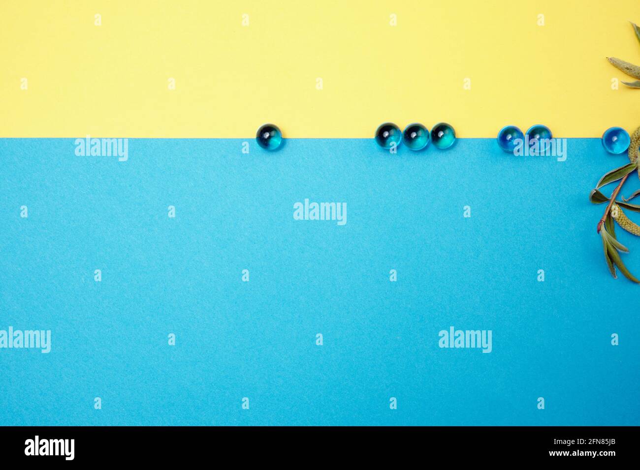 Perline di vetro su sfondo di carta colorato. Posiziona per il testo Foto Stock