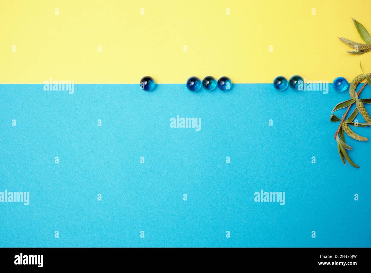 Perline di vetro su sfondo di carta colorato. Posiziona per il testo Foto Stock