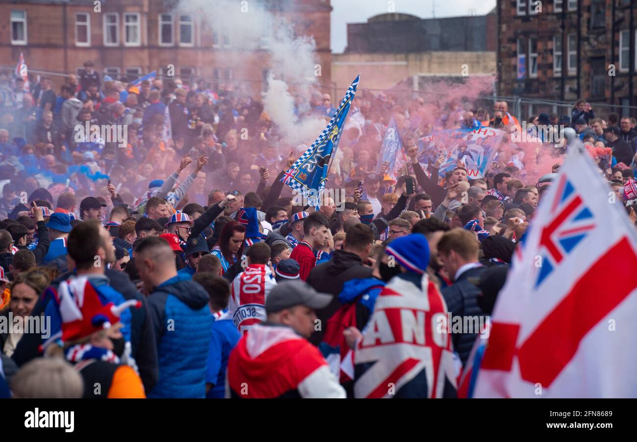 Glasgow, Scozia, Regno Unito. 15 maggio 2021. Centinaia di tifosi e tifosi della squadra di calcio Rangers scendono sull'Ibrox Park di Glasgow per festeggiare la vittoria del campionato scozzese di premiership. Le bombe di fumo e i fuochi d'artificio sono lasciati fuori dai ventilatori strettamente controllati dalla polizia lontano dalle entrate dello stadio.Iain Masterton/Alamy Live News Foto Stock