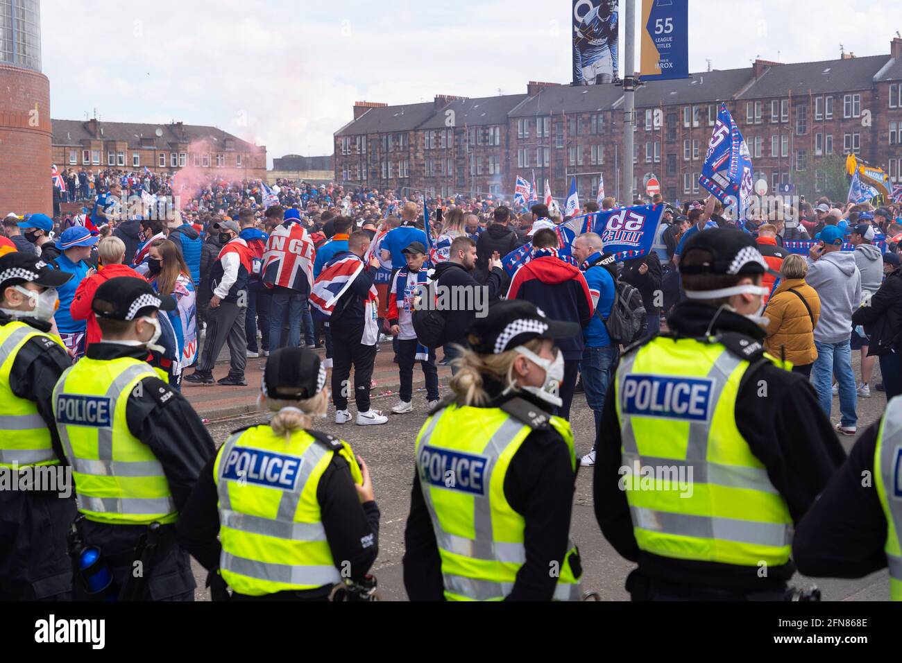 Glasgow, Scozia, Regno Unito. 15 maggio 2021. Centinaia di tifosi e tifosi della squadra di calcio Rangers scendono sull'Ibrox Park di Glasgow per festeggiare la vittoria del campionato scozzese di premiership. Le bombe di fumo e i fuochi d'artificio sono lasciati fuori dai ventilatori strettamente controllati dalla polizia lontano dalle entrate dello stadio.Iain Masterton/Alamy Live News Foto Stock