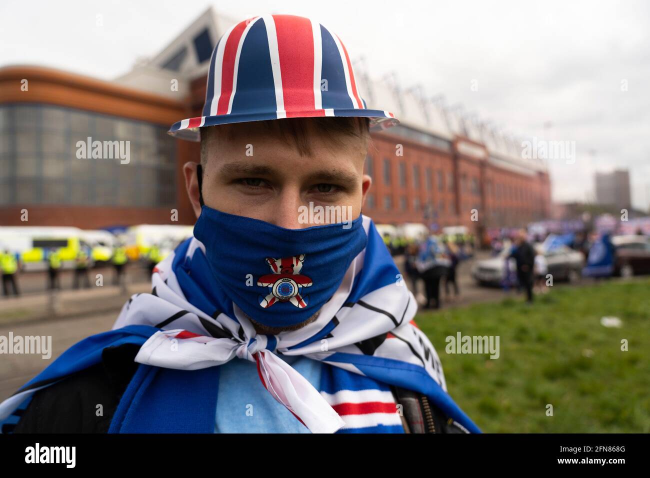 Glasgow, Scozia, Regno Unito. 15 maggio 2021. Centinaia di tifosi e tifosi della squadra di calcio Rangers scendono sull'Ibrox Park di Glasgow per festeggiare la vittoria del campionato scozzese di premiership. Le bombe di fumo e i fuochi d'artificio sono lasciati fuori dai ventilatori strettamente controllati dalla polizia lontano dalle entrate dello stadio.Iain Masterton/Alamy Live News Foto Stock