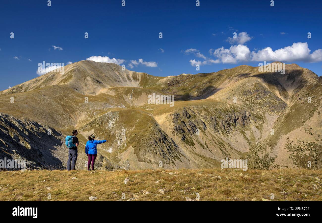 Vista dal passo del Colle de la Geganta, tra le cime del Pic de la Dona e dei Bastimenti (Ripollès, Catalogna, Spagna, Pirenei) Foto Stock