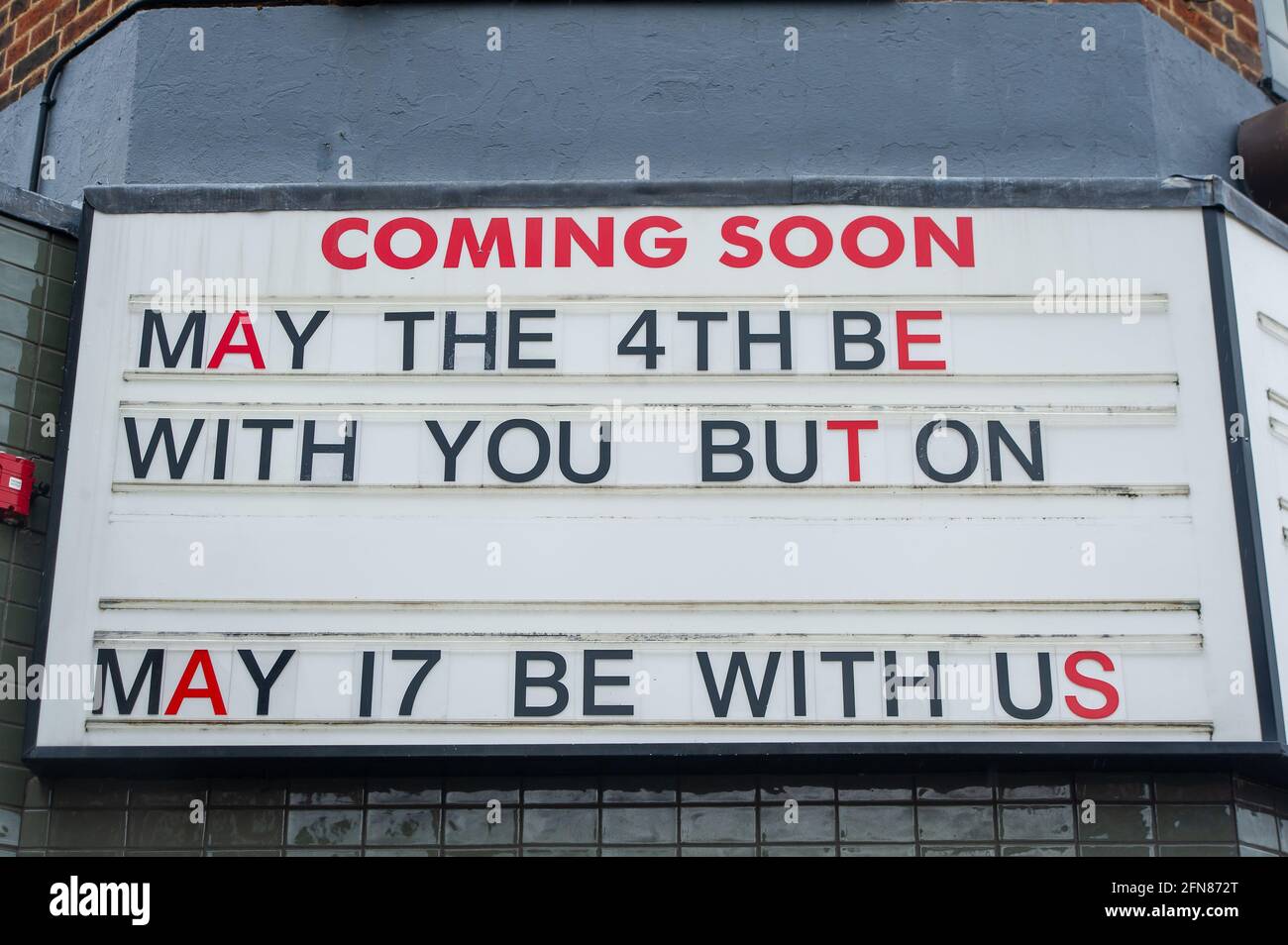 Gerrards Cross, Buckinghamshire, Regno Unito. 15 maggio 2021. Il cinema di Gerrards Cross riaprirà lunedì. Molti negozi non essenziali hanno già aperto. Nonostante la nuova variante indiana del Covid-19 abbia raggiunto il Regno Unito, la prossima fase delle restrizioni di blocco del Covid-19 è stata revocata in Inghilterra da lunedì 17 maggio 2021. La gente potrà cenare di nuovo in ristoranti, andare a cinema, teatri e socializzare ancora all'interno con diverse famiglie. Credit: Maureen McLean/Alamy Live News Foto Stock