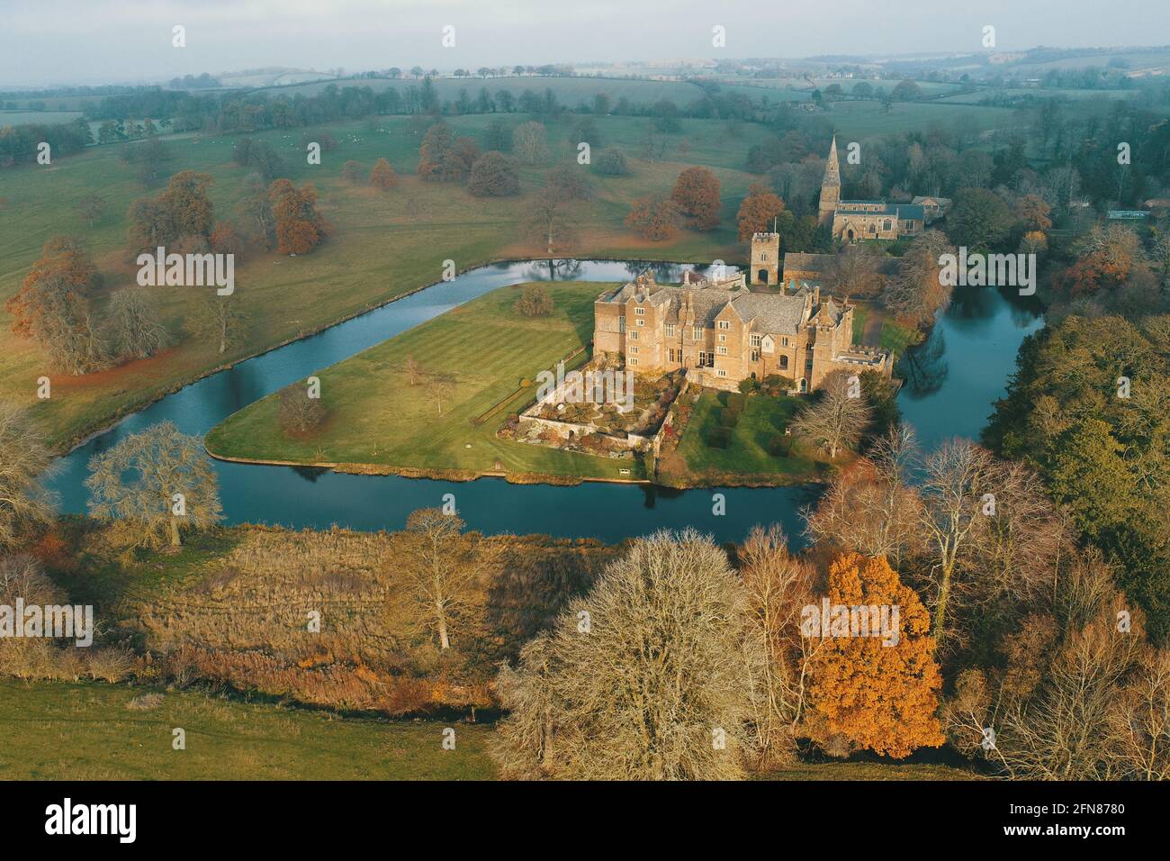 Broughton Castle, Moat e Broughton Park, che saranno presenti nel nuovo progetto Time Team a settembre 2021 Foto Stock