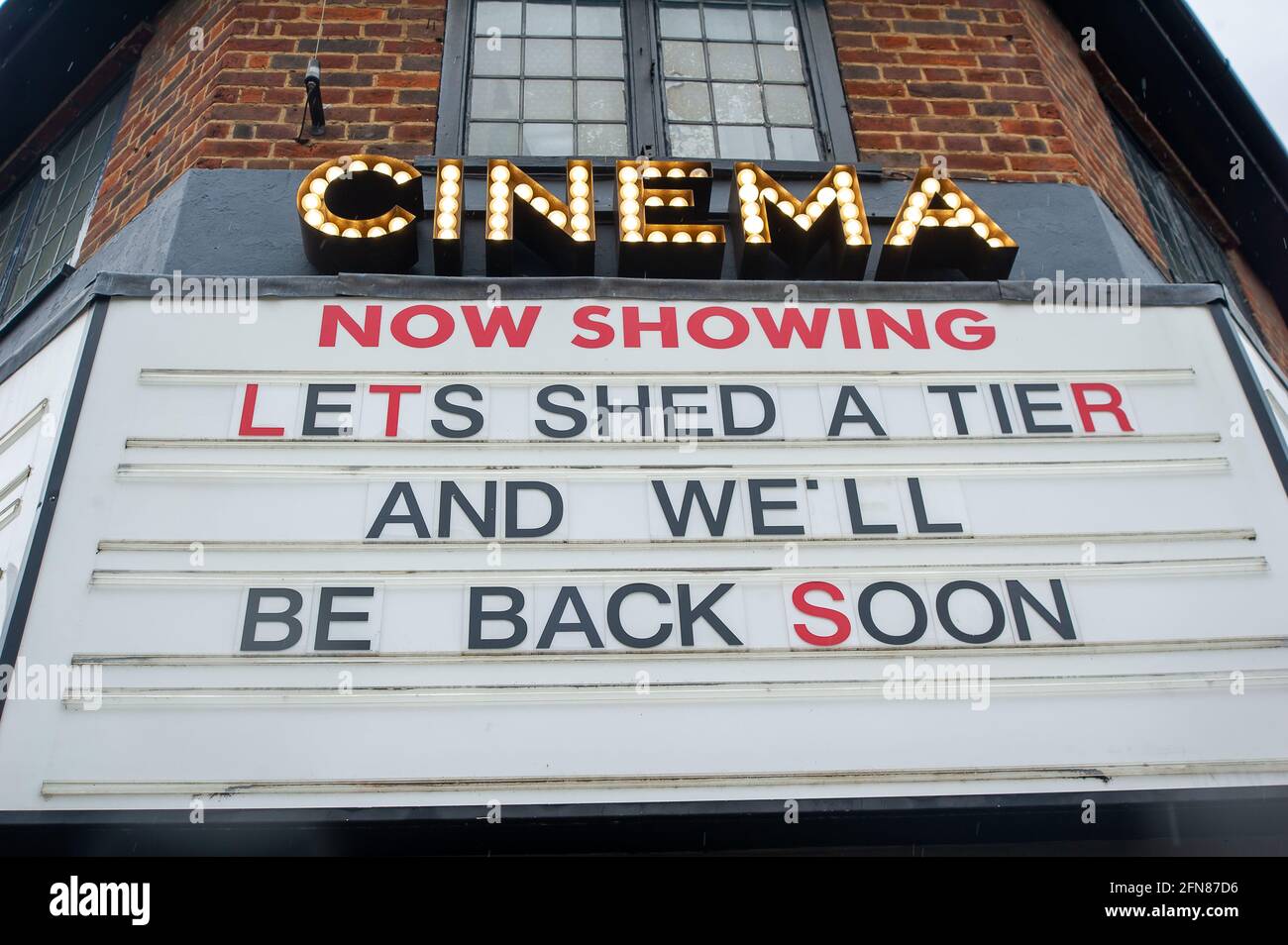 Gerrards Cross, Buckinghamshire, Regno Unito. 15 maggio 2021. Il cinema di Gerrards Cross riaprirà lunedì. Molti negozi non essenziali hanno già aperto. Nonostante la nuova variante indiana del Covid-19 abbia raggiunto il Regno Unito, la prossima fase delle restrizioni di blocco del Covid-19 è stata revocata in Inghilterra da lunedì 17 maggio 2021. La gente potrà cenare di nuovo in ristoranti, andare a cinema, teatri e socializzare ancora all'interno con diverse famiglie. Credit: Maureen McLean/Alamy Live News Foto Stock