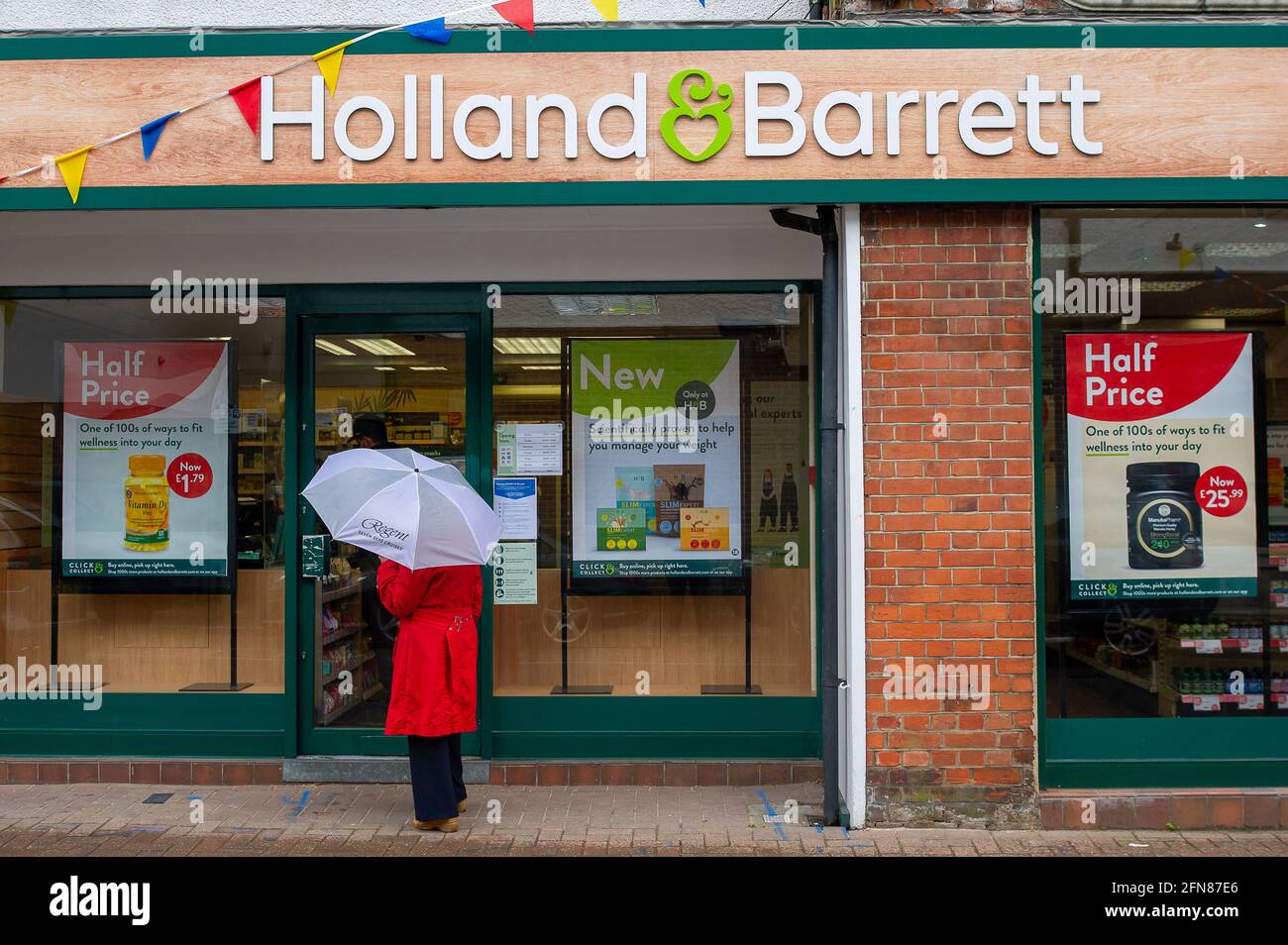 Gerrards Cross, Buckinghamshire, Regno Unito. 15 maggio 2021. Molti negozi non essenziali hanno già aperto. Nonostante la nuova variante indiana del Covid-19 abbia raggiunto il Regno Unito, la prossima fase delle restrizioni di blocco del Covid-19 è stata revocata in Inghilterra da lunedì 17 maggio 2021. La gente potrà cenare di nuovo in ristoranti, andare a cinema, teatri e socializzare ancora all'interno con diverse famiglie. Credit: Maureen McLean/Alamy Live News Foto Stock
