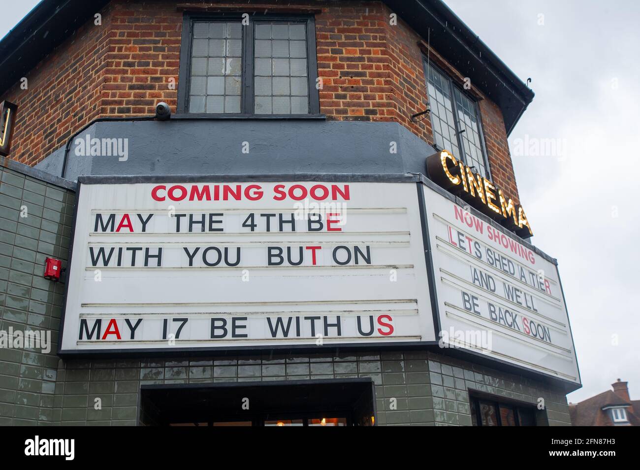Gerrards Cross, Buckinghamshire, Regno Unito. 15 maggio 2021. Il cinema di Gerrards Cross riaprirà lunedì. Molti negozi non essenziali hanno già aperto. Nonostante la nuova variante indiana del Covid-19 abbia raggiunto il Regno Unito, la prossima fase delle restrizioni di blocco del Covid-19 è stata revocata in Inghilterra da lunedì 17 maggio 2021. La gente potrà cenare di nuovo in ristoranti, andare a cinema, teatri e socializzare ancora all'interno con diverse famiglie. Credit: Maureen McLean/Alamy Live News Foto Stock
