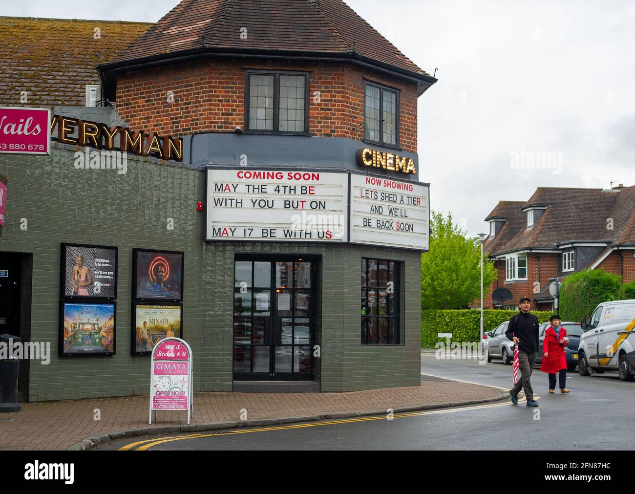 Gerrards Cross, Buckinghamshire, Regno Unito. 15 maggio 2021. Il cinema di Gerrards Cross riaprirà lunedì. Molti negozi non essenziali hanno già aperto. Nonostante la nuova variante indiana del Covid-19 abbia raggiunto il Regno Unito, la prossima fase delle restrizioni di blocco del Covid-19 è stata revocata in Inghilterra da lunedì 17 maggio 2021. La gente potrà cenare di nuovo in ristoranti, andare a cinema, teatri e socializzare ancora all'interno con diverse famiglie. Credit: Maureen McLean/Alamy Live News Foto Stock