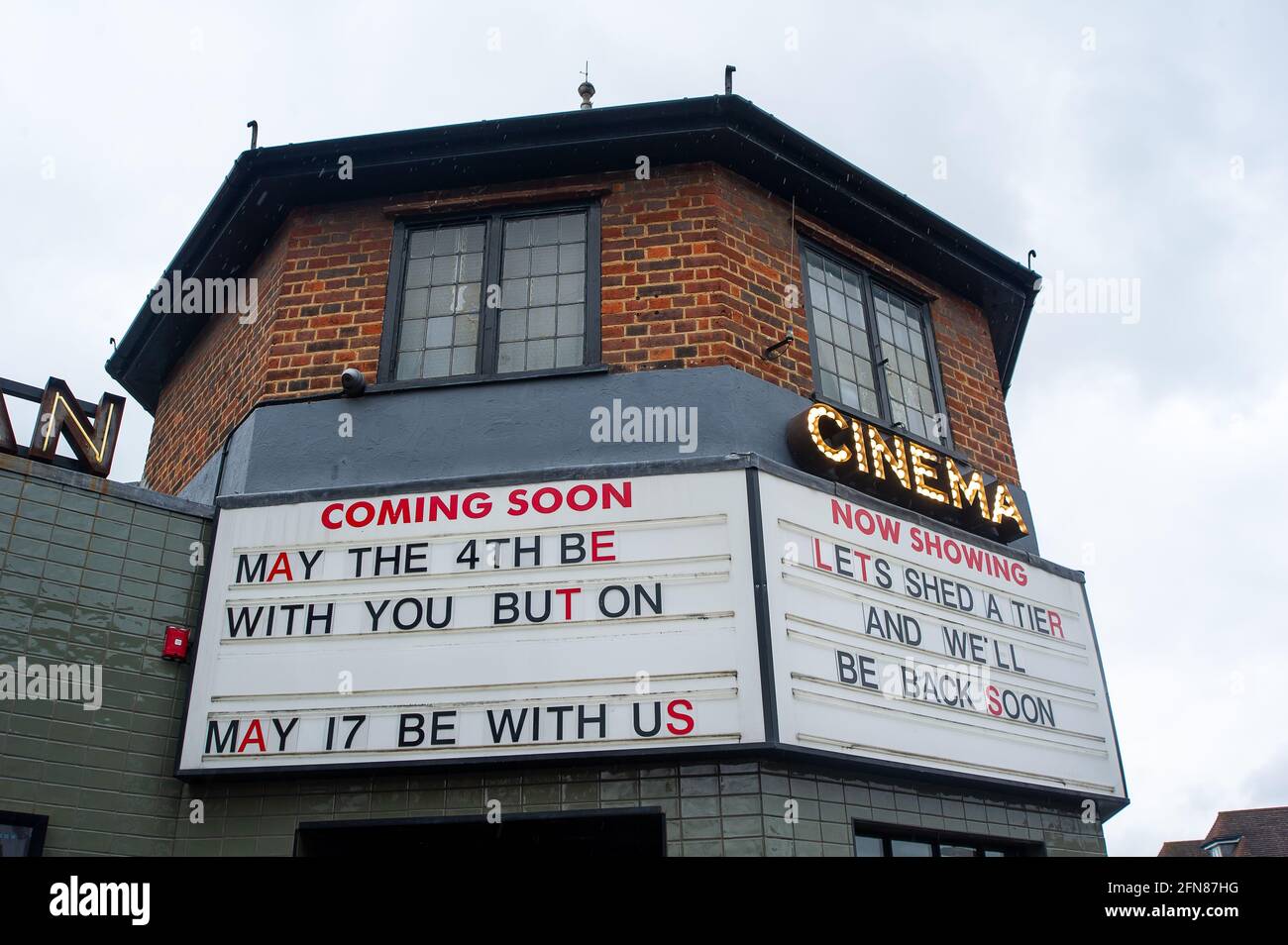 Gerrards Cross, Buckinghamshire, Regno Unito. 15 maggio 2021. Il cinema di Gerrards Cross riaprirà lunedì. Molti negozi non essenziali hanno già aperto. Nonostante la nuova variante indiana del Covid-19 abbia raggiunto il Regno Unito, la prossima fase delle restrizioni di blocco del Covid-19 è stata revocata in Inghilterra da lunedì 17 maggio 2021. La gente potrà cenare di nuovo in ristoranti, andare a cinema, teatri e socializzare ancora all'interno con diverse famiglie. Credit: Maureen McLean/Alamy Live News Foto Stock
