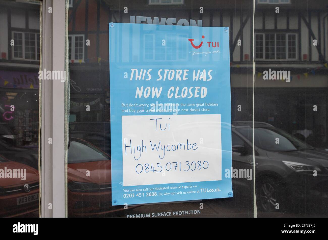 Gerrards Cross, Buckinghamshire, Regno Unito. 15 maggio 2021. L'agenzia di viaggi TUI a Gerrards Cross ha chiuso. Molti negozi non essenziali hanno già aperto. Nonostante la nuova variante indiana del Covid-19 abbia raggiunto il Regno Unito, la prossima fase delle restrizioni di blocco del Covid-19 è stata revocata in Inghilterra da lunedì 17 maggio 2021. La gente potrà cenare di nuovo in ristoranti, andare a cinema, teatri e socializzare ancora all'interno con diverse famiglie. Credit: Maureen McLean/Alamy Live News Foto Stock