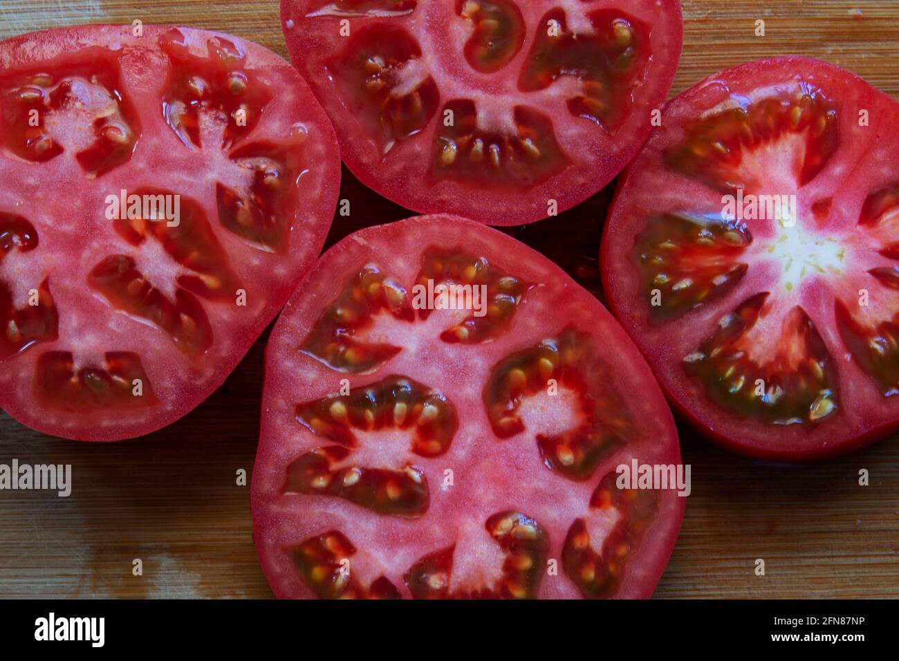 ​​heirloom pomodori tagliati orizzontalmente. angolo di visualizzazione diverso. messa a fuoco selettiva Foto Stock
