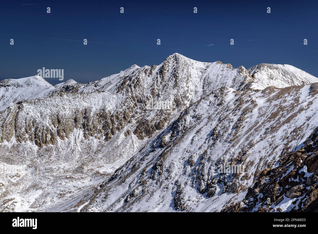 Vista sulla vetta del Pic de l'Infern e sulla valle del Carançà vista dal Pic Infern de la Vaca (Pyrénées Orientales, Occitanie, Francia) Foto Stock