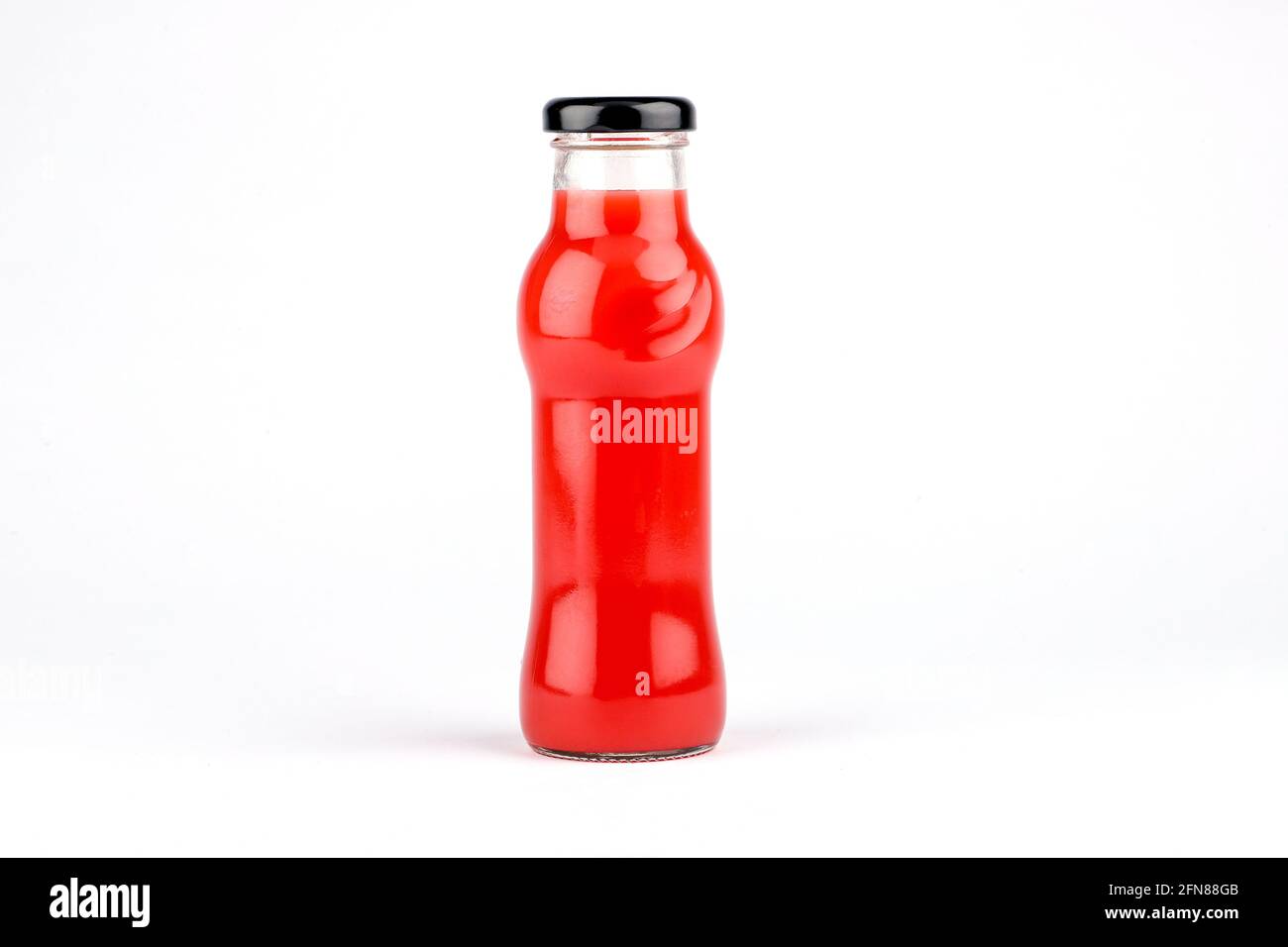 Bottiglia di succo di frutta in vetro isolata su sfondo bianco. Foto Stock