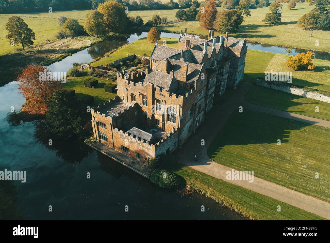 Veduta aerea obliqua del castello di Broughton e della tenuta sotto il sole luminoso, la tenuta sarà indagata dal nuovo tempo Foto Stock