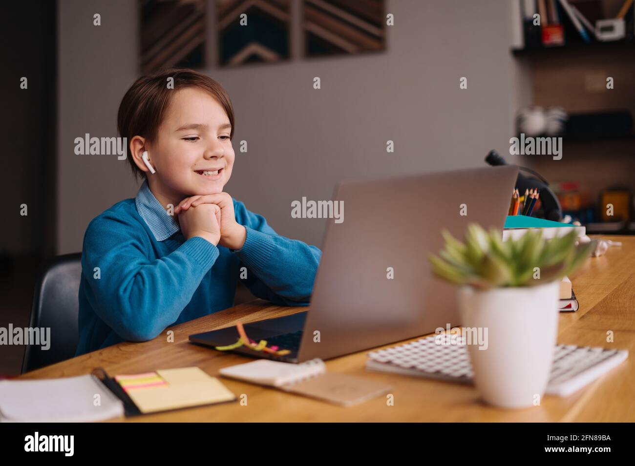 Un ragazzo di Preteen usa un laptop per fare le classi in linea. E-Education formazione a distanza, formazione a casa. Foto Stock