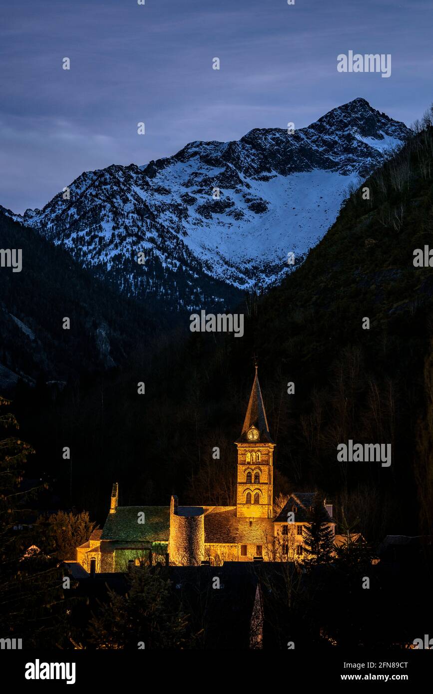 Tramonto invernale dalla città di Arties con la vetta del Montartato sullo sfondo (Valle d'Aran, Catalogna, Spagna, Pirenei) Foto Stock