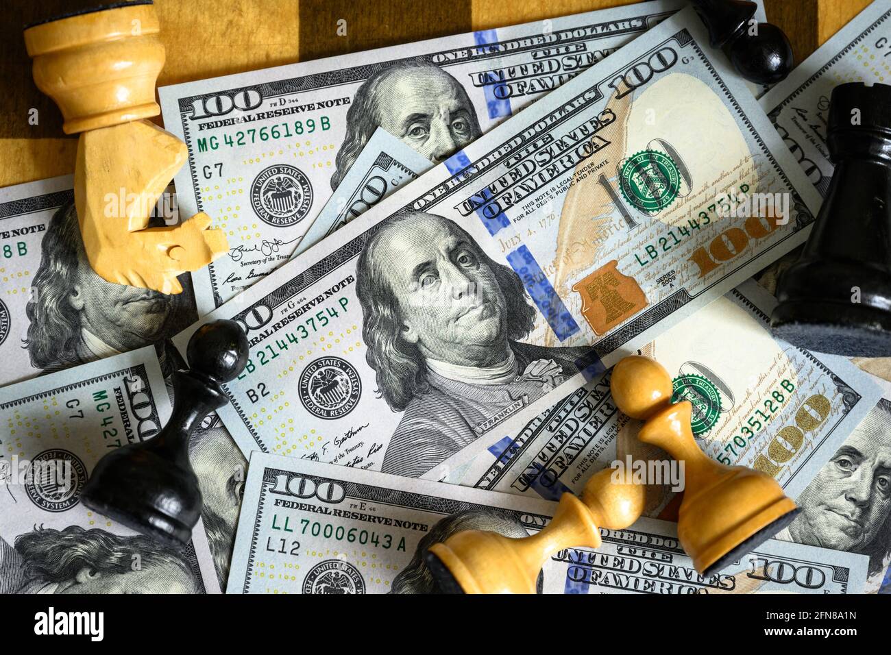 Le bollette del dollaro e il gioco degli scacchi, la vista dall'alto della valuta cartacea statunitense e dei pezzi di scacchi sulla scacchiera. Concetto di strategia monetaria, concorrenza sleale, scommessa, stoc Foto Stock