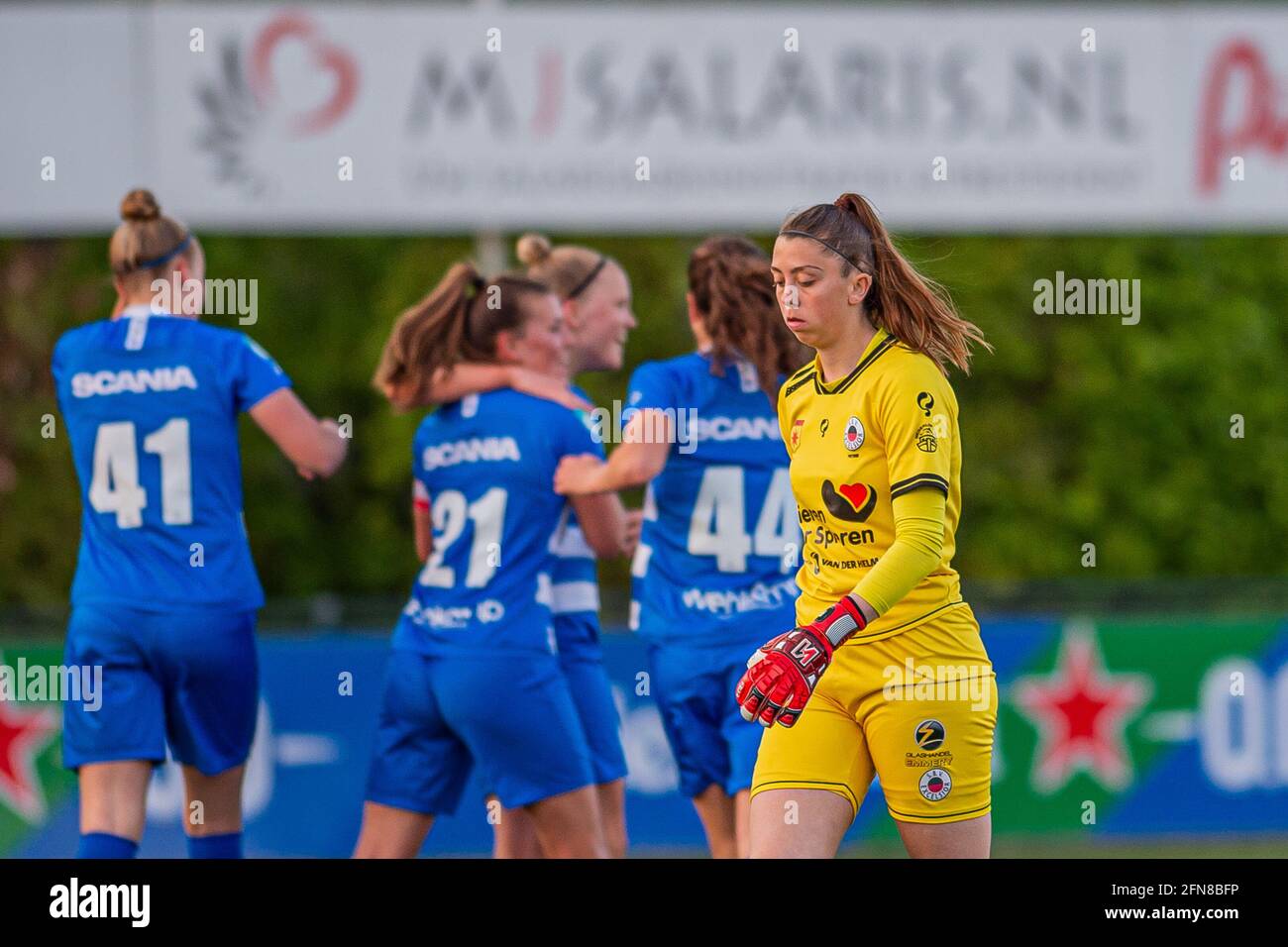 ZWOLLE, OLANDA - MAGGIO 14: PEC Zwolle vrouwen komt op 1-0 dankzij Jill Diekman di PEC Zwolle. Portiere Isa Pothof di Excelsior baalt. Durante il Foto Stock