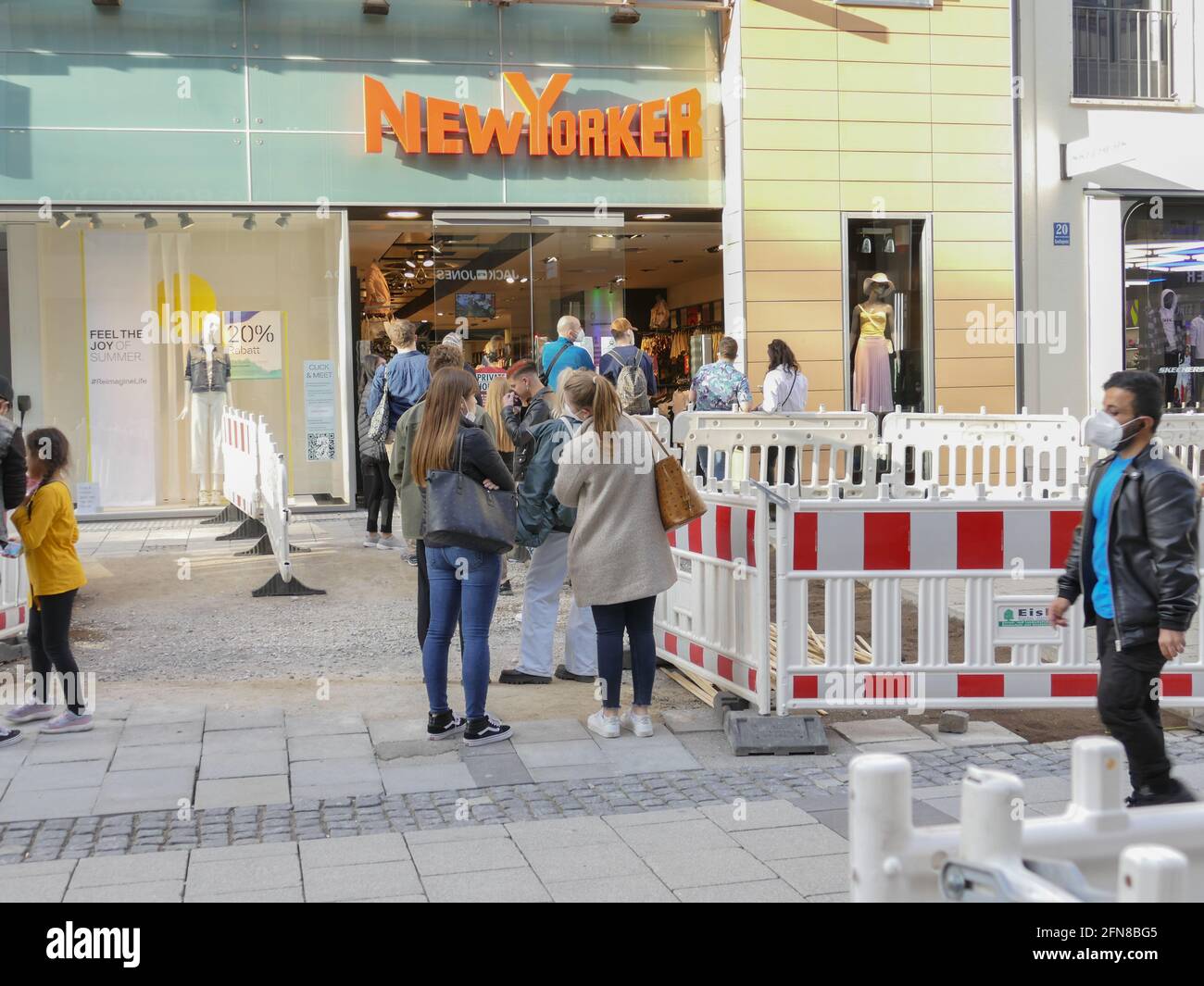 Appuntamento shopping, fare clic e incontrare shopping in Germania. I giovani si allineano per lo shopping in un negozio di varietà della catena di negozi New Yorker. Foto Stock